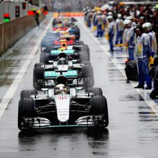 Fila de coches en el pitlane