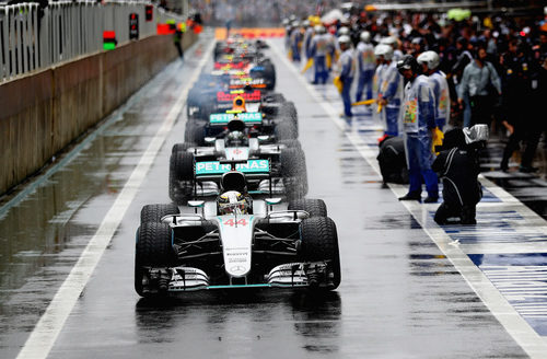 Fila de coches en el pitlane