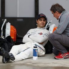 Felipe Massa espera sentado a que se relance la carrera