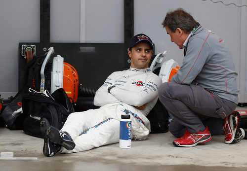 Felipe Massa espera sentado a que se relance la carrera