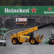 La grúa se lleva el coche de Kimi Räikkönen