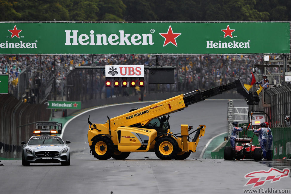 La grúa se lleva el coche de Kimi Räikkönen