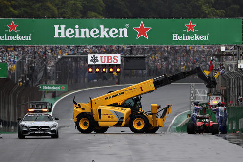 La grúa se lleva el coche de Kimi Räikkönen