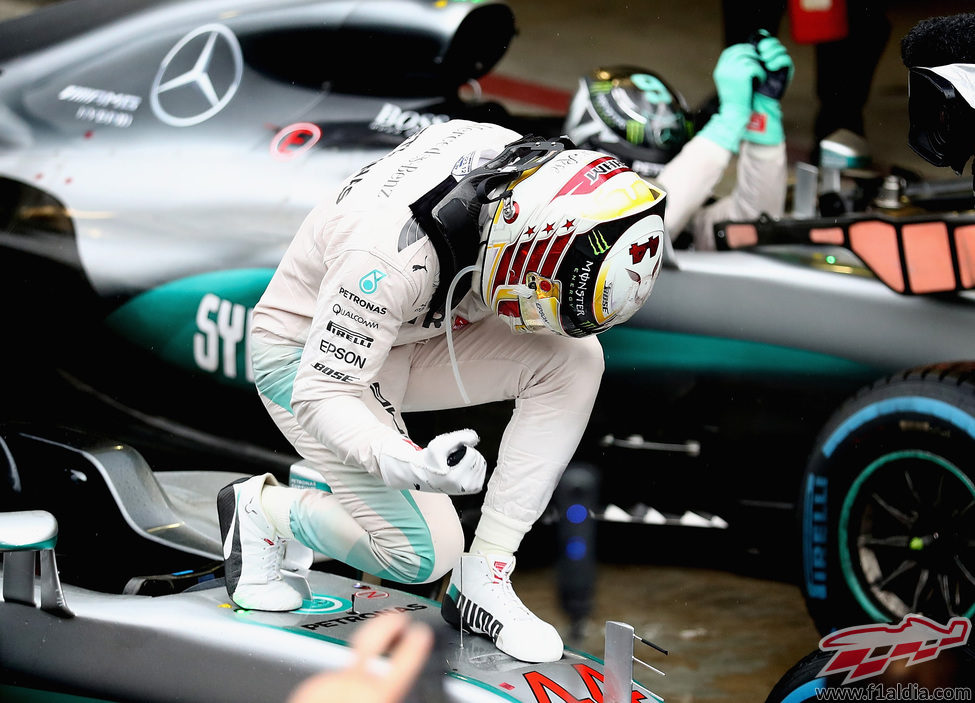 Alegría obvia de Lewis Hamilton al ganar en Brasil