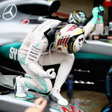 Alegría obvia de Lewis Hamilton al ganar en Brasil