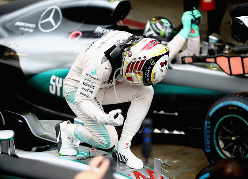 Alegría obvia de Lewis Hamilton al ganar en Brasil
