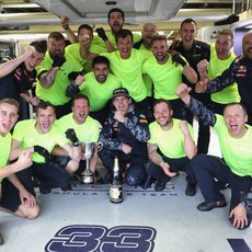 Red Bull y Max Verstappen celebran el tercer puesto