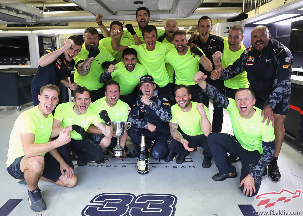 Red Bull y Max Verstappen celebran el tercer puesto