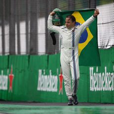 Felipe Massa porta la bandera brasileña con él