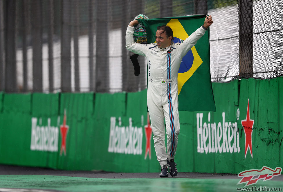 Felipe Massa porta la bandera brasileña con él