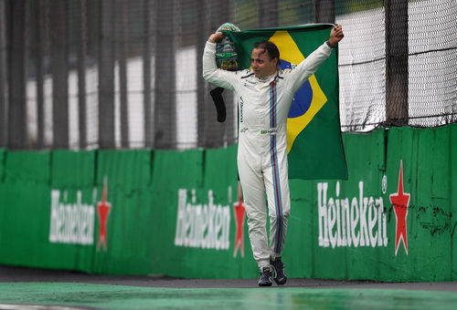 Felipe Massa porta la bandera brasileña con él