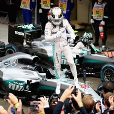 Lewis Hamilton celebra la victoria subido en su coche