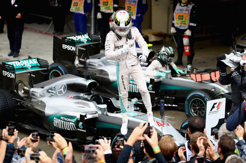 Lewis Hamilton celebra la victoria subido en su coche