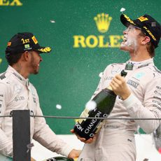 Hamilton y Rosberg festejan su doblete