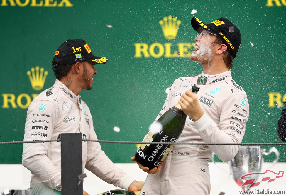 Hamilton y Rosberg festejan su doblete