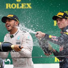 Lewis Hamilton y Max Verstappen se bañan en champán