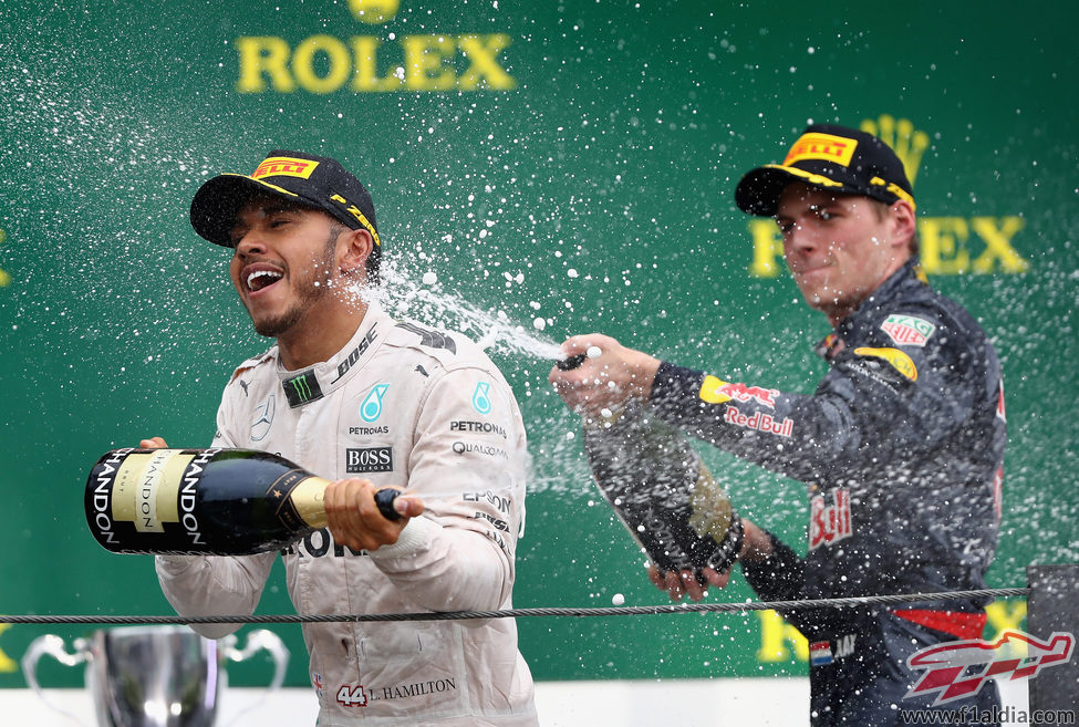 Lewis Hamilton y Max Verstappen se bañan en champán