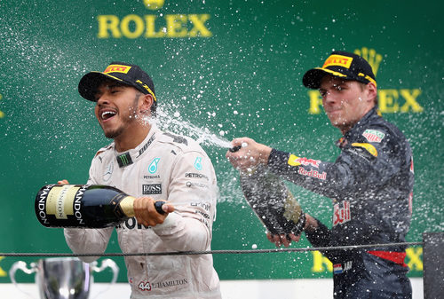 Lewis Hamilton y Max Verstappen se bañan en champán