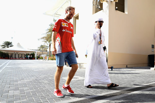 Sebastian Vettel llega a Yas Marina