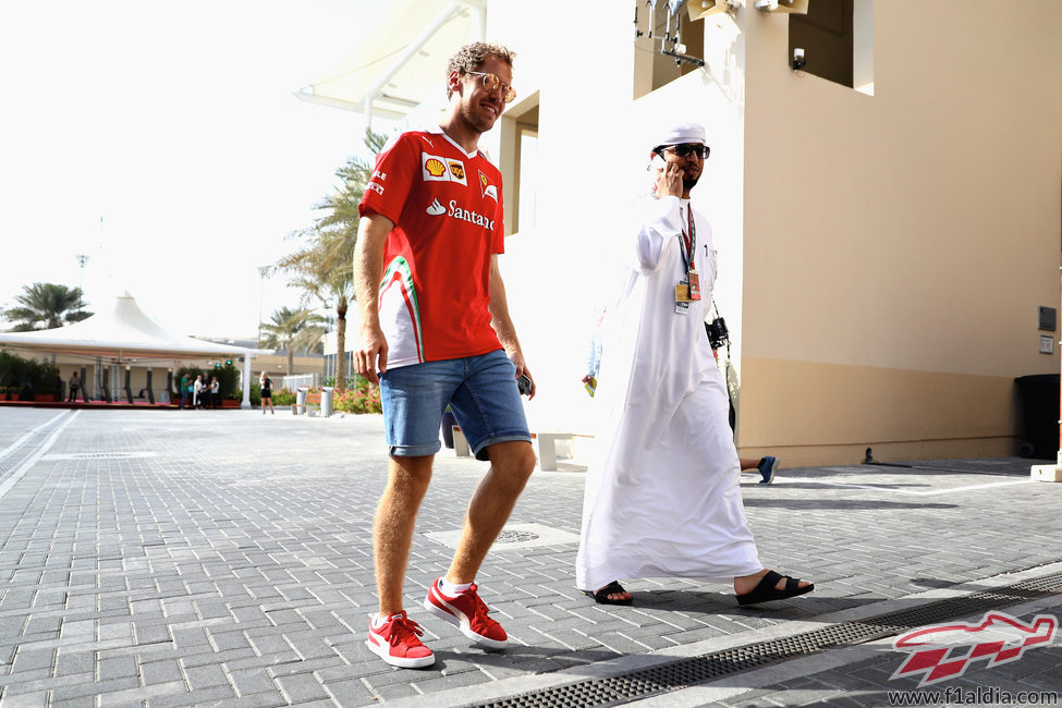 Sebastian Vettel llega a Yas Marina