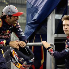 Carlos Sainz y Daniil Kvyat se relajan en el pitlane