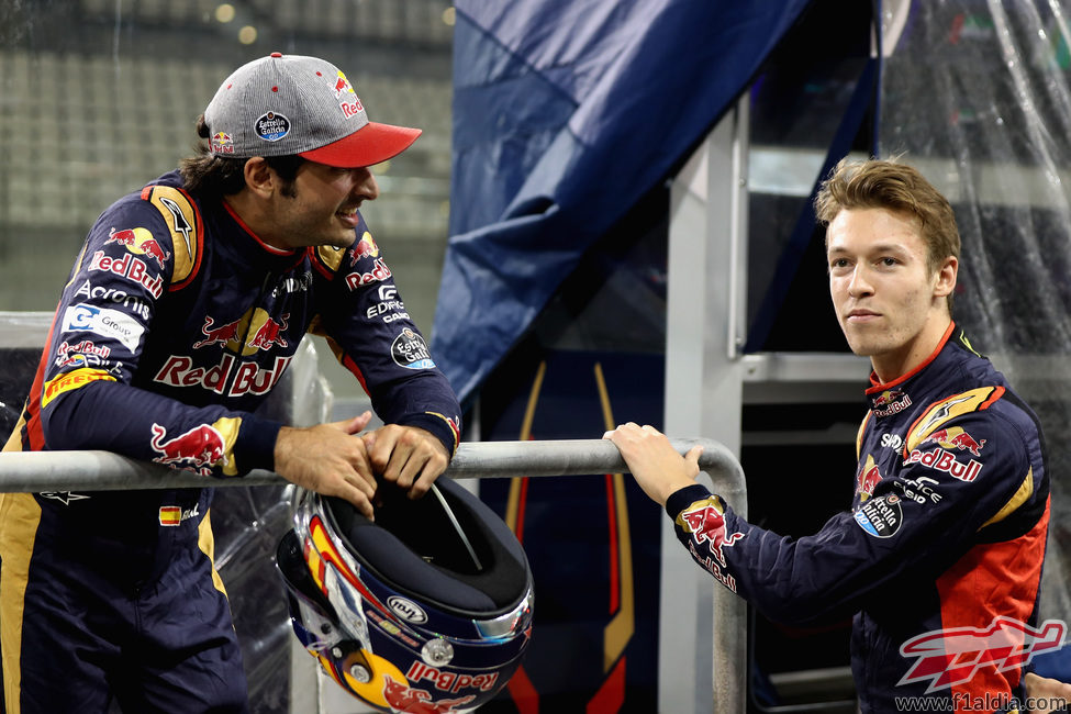 Carlos Sainz y Daniil Kvyat se relajan en el pitlane