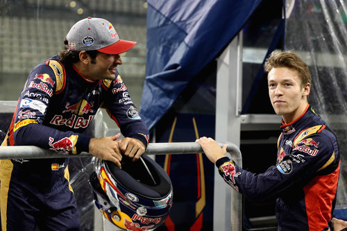 Carlos Sainz y Daniil Kvyat se relajan en el pitlane