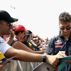 Daniel Ricciardo firma autógrafos en Abu Dabi