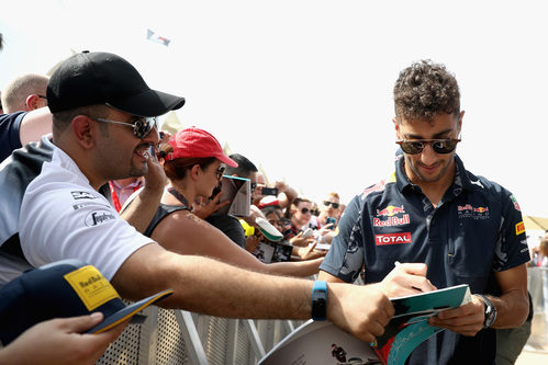 Daniel Ricciardo firma autógrafos en Abu Dabi