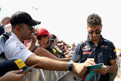 Daniel Ricciardo firma autógrafos en Abu Dabi