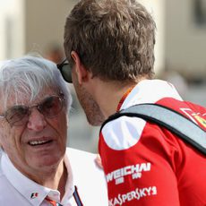 Sebastian Vettel charla con Bernie Ecclestone