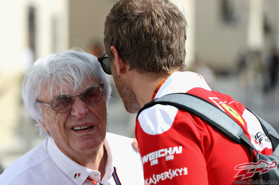 Sebastian Vettel charla con Bernie Ecclestone