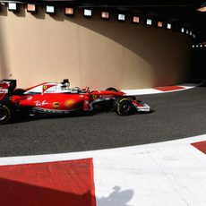 Kimi Räikkönen pasa por el túnel del pitlane