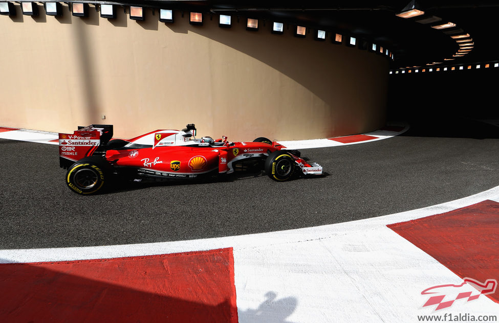 Kimi Räikkönen pasa por el túnel del pitlane