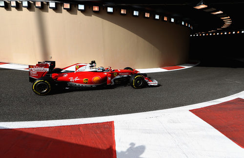 Kimi Räikkönen pasa por el túnel del pitlane