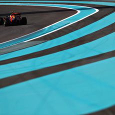 Max Verstappen rueda durante los Libres 1 en Abu Dabi