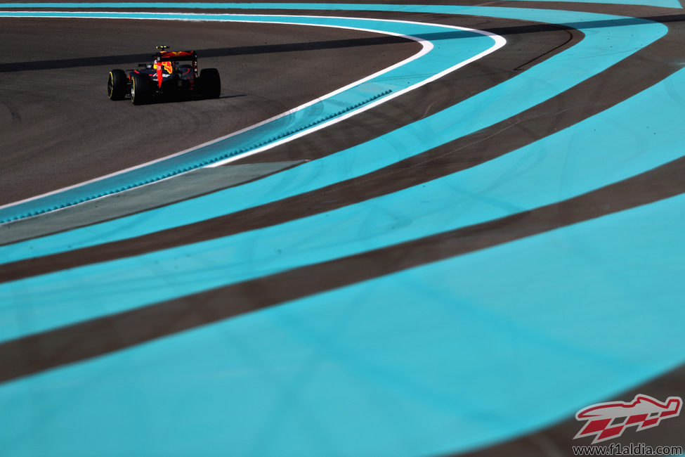 Max Verstappen rueda durante los Libres 1 en Abu Dabi