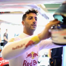 Daniel Ricciardo coge el casco en el box