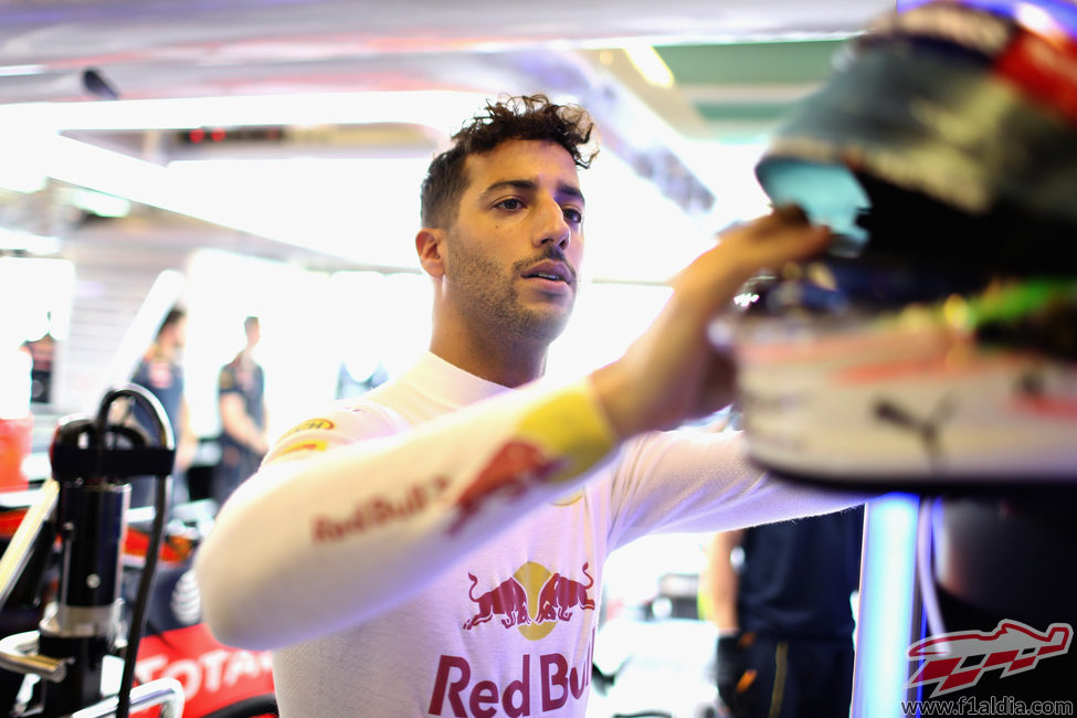 Daniel Ricciardo coge el casco en el box