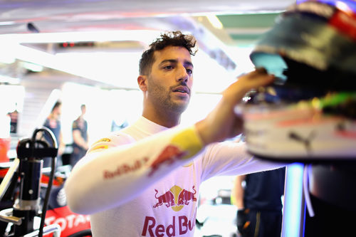 Daniel Ricciardo coge el casco en el box