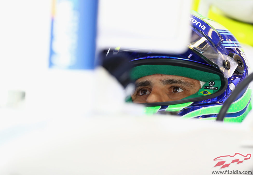 Felipe Massa observa con calma la pantalla