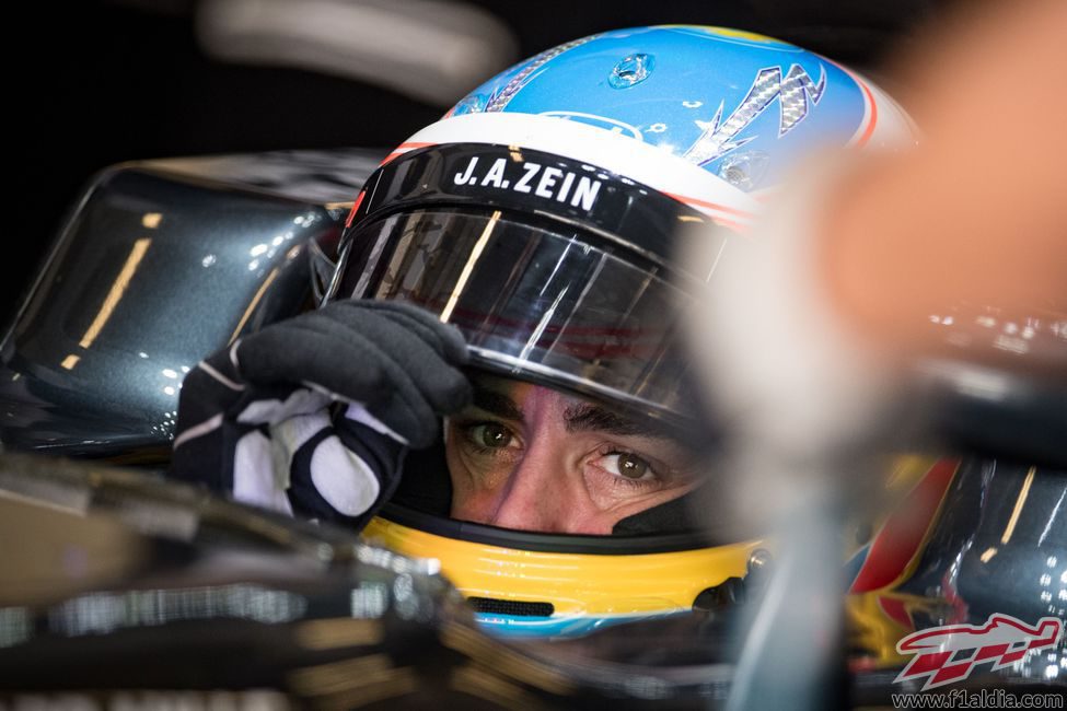 Fernando Alonso espera antes de salir a pista