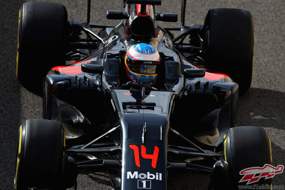 Fernando Alonso a los mandos del McLaren en Abu Dabi