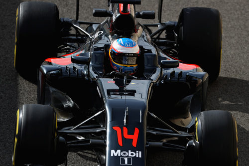 Fernando Alonso a los mandos del McLaren en Abu Dabi