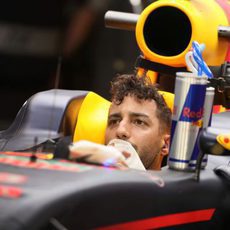 Daniel Ricciardo espera relajado en su coche