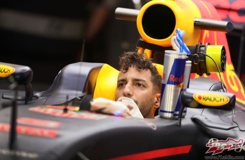 Daniel Ricciardo espera relajado en su coche