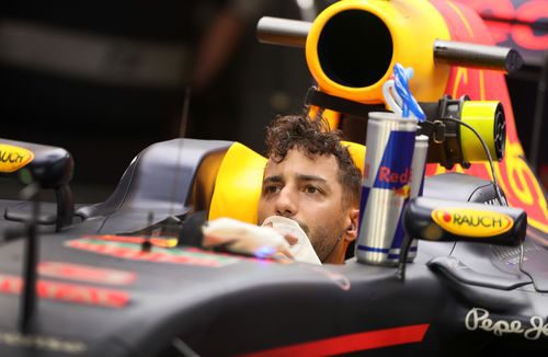 Daniel Ricciardo espera relajado en su coche