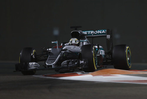 Lewis Hamilton reina en los tiempos del viernes
