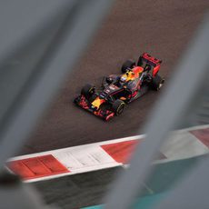 Daniel Ricciardo marca la referencia tras Mercedes