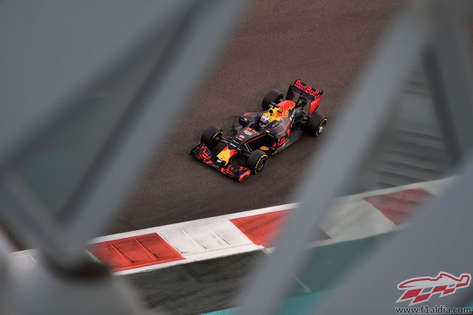 Daniel Ricciardo marca la referencia tras Mercedes